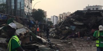 Démolition des cantines autour du bâtiment central de Sandaga