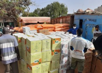 Le Ministère de l&rsquo;Urbanisme, du Logement et de l&rsquo;Hygiène publique a procédé, ce samedi 2 mai, à une remise de denrées alimentaires et de produits nettoyants aux populations des bidonvilles…