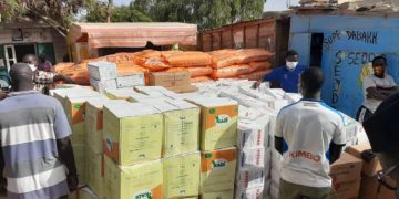 Le Ministère de l&rsquo;Urbanisme, du Logement et de l&rsquo;Hygiène publique a procédé, ce samedi 2 mai, à une remise de denrées alimentaires et de produits nettoyants aux populations des bidonvilles…