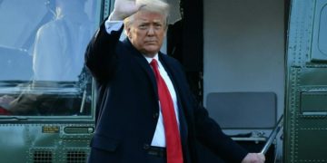 Trump quitte la Maison Blanche à quelques heures de la fin de son mandat.
