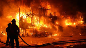 Incendie à Colobane : Un entrepôt de menuiserie prend feu.