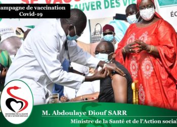 Covid-19: Le ministre de la santé Abdoulaye Diouf Sarr s&rsquo;est fait vacciner ce mardi.