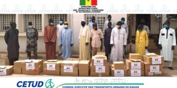 Le MINISTERE DES INFRASTRUCTURES, DES TRANSPORTS TERRESTRES ET DU DESENCLAVEMENT (MITTD) à travers le Conseil Exécutif des Transports urbains de Dakar – CETUD offre 10 000 masques, 25 cartons de gel et 15 thermo flash pour 5 gares routières