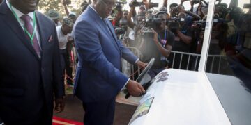 Le président de la République, Macky Sall, a lancé officiellement le lundi 28 octobre en fin d’après-midi les travaux du Bus Rapid Transit (BRT)