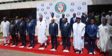 Mali: La Cedeao suspend le Mali, mais valide Assimi Goïta
