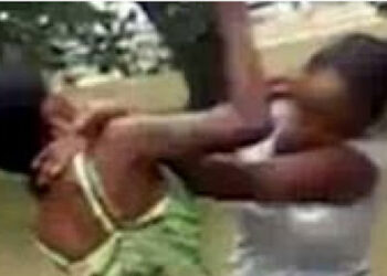 Pour un homme deux femmes se battent au couteau