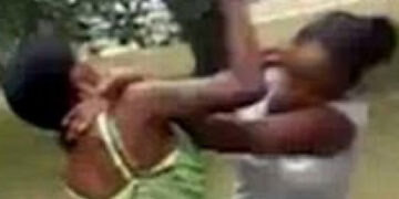 Pour un homme deux femmes se battent au couteau
