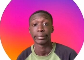 Khabi Lame : « J&rsquo;ai été choqué quand Zuckerberg m&rsquo;a écrit en privé » Khaby Lame, 21 ans, né au Sénégal, vit à Chivasso. Elle compte près de 100 millions de followers sur Tik Tok et a dépassé Chiara Ferragni sur Instagram. Il est l&rsquo;Italien le plus social, le deuxième tiktoker au monde avec 98 millions de fans En parlant de lui de New York à Gaza, le fondateur de Facebook (également propriétaire d&rsquo;Instagram) lui a écrit (en privé) pour le complimenter. Avant la pandémie, il était ouvrier, puis il a essayé les médias sociaux. Né au Sénégal, élevé à Chivasso, il est apatride. Mais il ne le prend pas : « Je suis un vrai Italien. Un garçon chanceux »Khaby Lame veut aller aux Cinque Terre. « Ça m&rsquo;a l&rsquo;air d&rsquo;être un endroit cool », dit-il. Il l&rsquo;a vu dans le film d&rsquo;animation Luca, de Walt Disney, qui devrait se dérouler à Vernazza, « Je pense, je ne suis pas sûr », dit-il. Peu importe, ce qui compte, c&rsquo;est que les Cinque Terre aient la mer et que Khaby Lame aime la mer. Elle l&rsquo;a vu pour la première fois il y a trois ans. Avec un groupe d&rsquo;amis, il quitte Turin et se rend à Varazze dans la journée. Avant cela, il n&rsquo;avait vu la mer qu&rsquo;à la télévision ou dans des vidéos sur Internet, car lorsque ses pairs partaient en vacances, il restait à Chivasso, dans la banlieue de Turin, car il n&rsquo;y avait pas beaucoup d&rsquo;argent et son père devait travailler. Puis, quand il a grandi un peu, c&rsquo;est lui qui a dû travailler et son père a été licencié, et de toute façon l&rsquo;argent pour partir n&rsquo;a jamais été là.