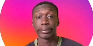 Khabi Lame : « J’ai été choqué quand Zuckerberg m’a écrit en privé » Khaby Lame, 21 ans, né au Sénégal, vit à Chivasso. Elle compte près de 100 millions de followers sur Tik Tok et a dépassé Chiara Ferragni sur Instagram. Il est l’Italien le plus social, le deuxième tiktoker au monde avec 98 millions de fans En parlant de lui de New York à Gaza, le fondateur de Facebook (également propriétaire d’Instagram) lui a écrit (en privé) pour le complimenter. Avant la pandémie, il était ouvrier, puis il a essayé les médias sociaux. Né au Sénégal, élevé à Chivasso, il est apatride. Mais il ne le prend pas : « Je suis un vrai Italien. Un garçon chanceux »Khaby Lame veut aller aux Cinque Terre. « Ça m’a l’air d’être un endroit cool », dit-il. Il l’a vu dans le film d’animation Luca, de Walt Disney, qui devrait se dérouler à Vernazza, « Je pense, je ne suis pas sûr », dit-il. Peu importe, ce qui compte, c’est que les Cinque Terre aient la mer et que Khaby Lame aime la mer. Elle l’a vu pour la première fois il y a trois ans. Avec un groupe d’amis, il quitte Turin et se rend à Varazze dans la journée. Avant cela, il n’avait vu la mer qu’à la télévision ou dans des vidéos sur Internet, car lorsque ses pairs partaient en vacances, il restait à Chivasso, dans la banlieue de Turin, car il n’y avait pas beaucoup d’argent et son père devait travailler. Puis, quand il a grandi un peu, c’est lui qui a dû travailler et son père a été licencié, et de toute façon l’argent pour partir n’a jamais été là.