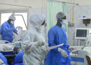 L&rsquo;hospitalisation à domicile pour les moins graves, une réponse au flux saturant qu&rsquo;entraîne la pandémie.