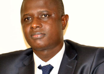 Félix Diome tape sur la table