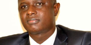 Félix Diome tape sur la table