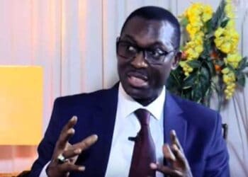 Les journalistes et animateurs candidats aux élections sommés de ranger les micros