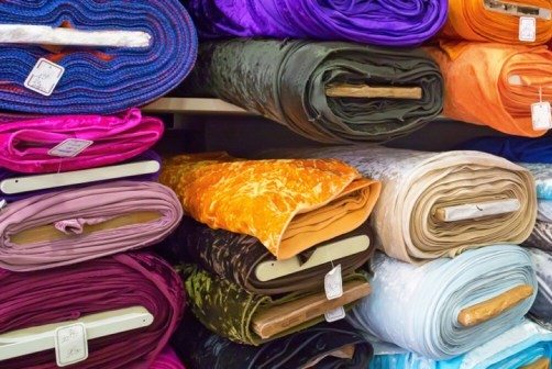 Avec le soutien de ses amies Elle vole des tissus de valeur.