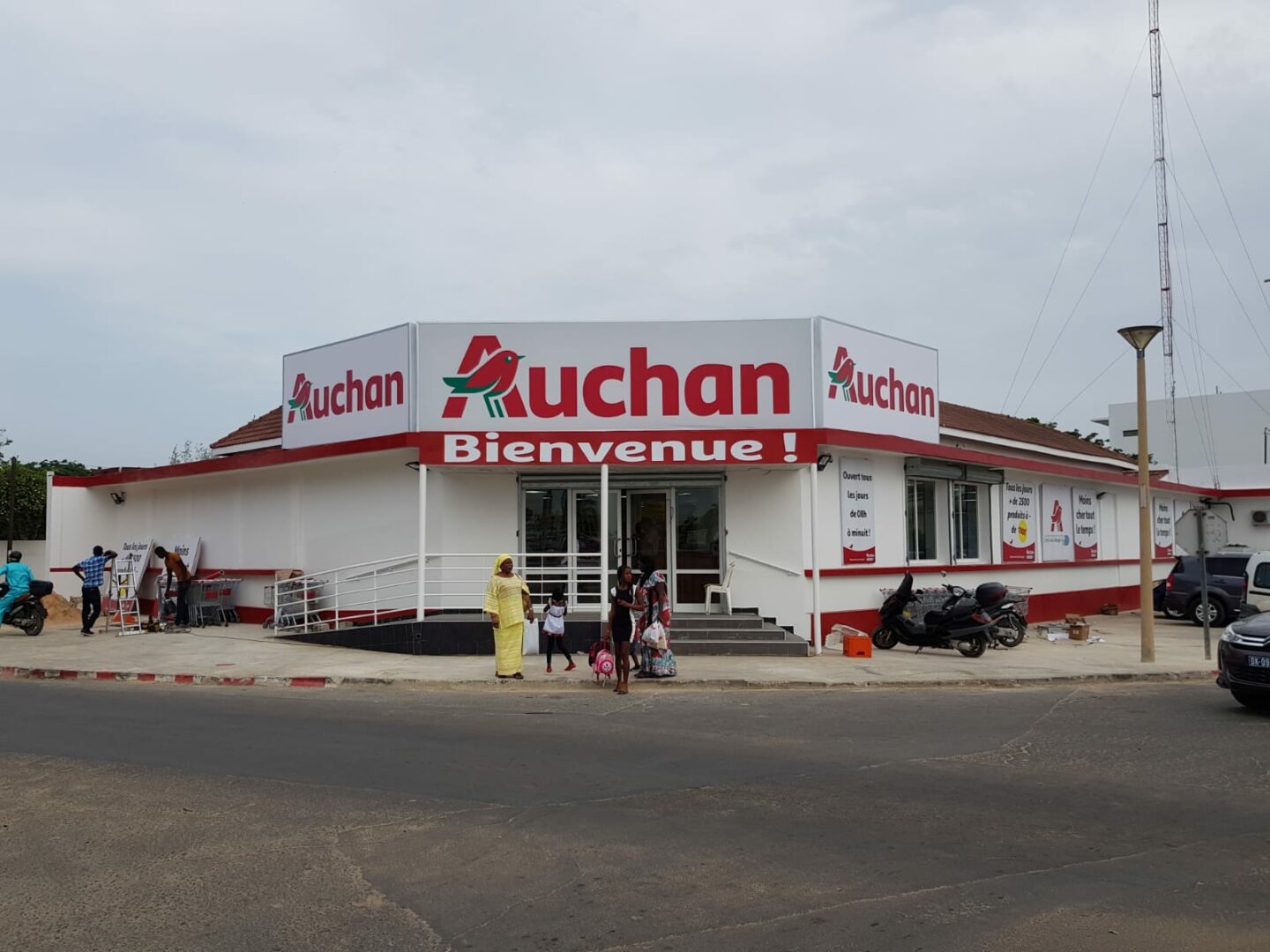 Auchan réfectionne l’école La Linguère de Keur Massar