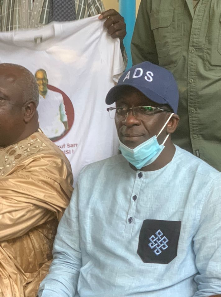 Le leader de Dakar Bu Bess en toute complicité avec Les Marchands ambulants de Dakar