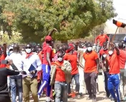 Criminalisation de l&rsquo;homosexualité: les populations de Mbayang 3 dans la rue.