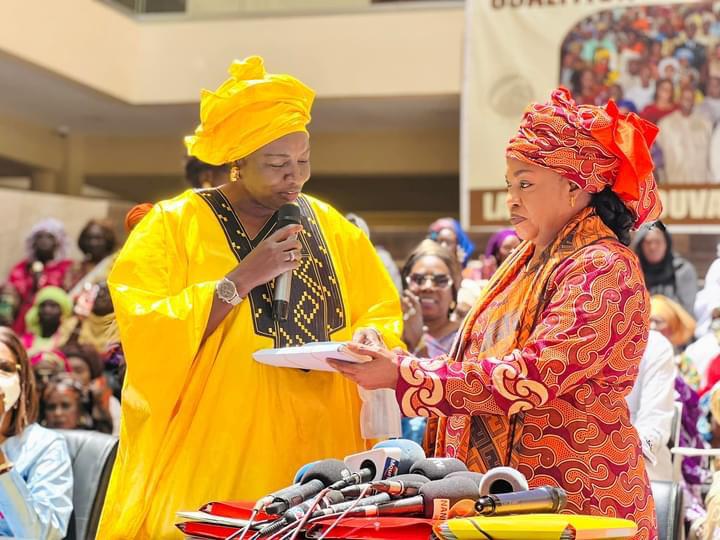 Parrainage: Le mouvement national des femmes de l’APR remet  à Aminata Touré 50.000 signatures