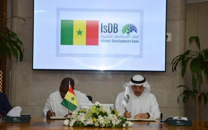 Le financement de l’Autoroute Dakar-Tivaouane Saint Louis, la Phase 2 du TER Diamniadio-AIBD et la construction d’un complexe commercial et résidentiel Waqf au profit des Daaras signé à Djeddah en Arabie Saoudite