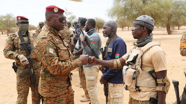 Le président de la transition visite le village de Seytenga au Burkina Faso