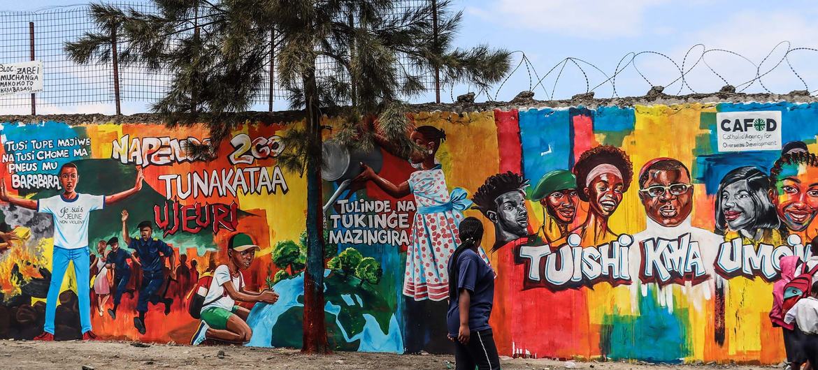 A Goma, des jeunes Congolais prêchent la paix et la non-violence à travers des peintures murales