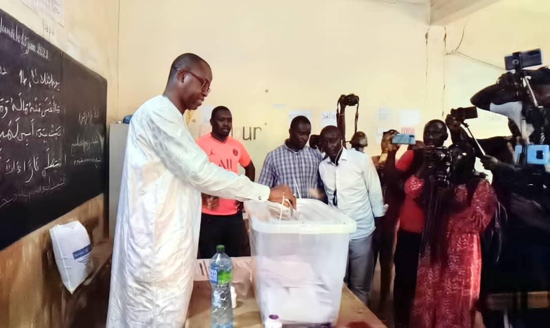 Le Ministre Yankhoba Diattara a accompli son devoir citoyens ce matin.