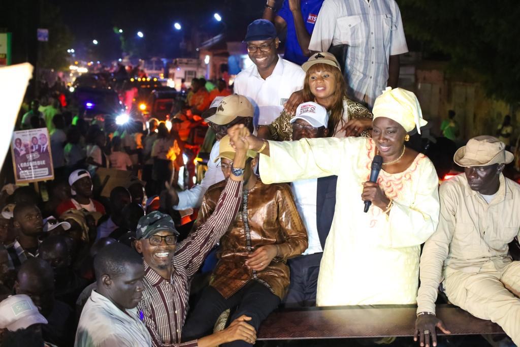 Accueil en fanfare pour Mimi à Thies