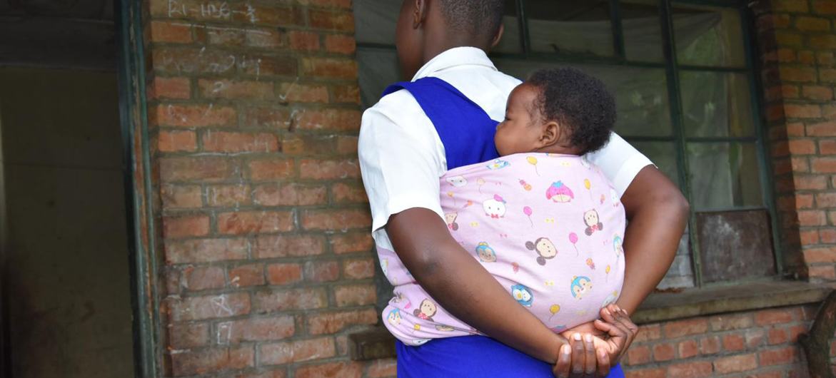 Près d’un tiers des femmes des pays en développement deviennent mères à l’adolescence (UNFPA)