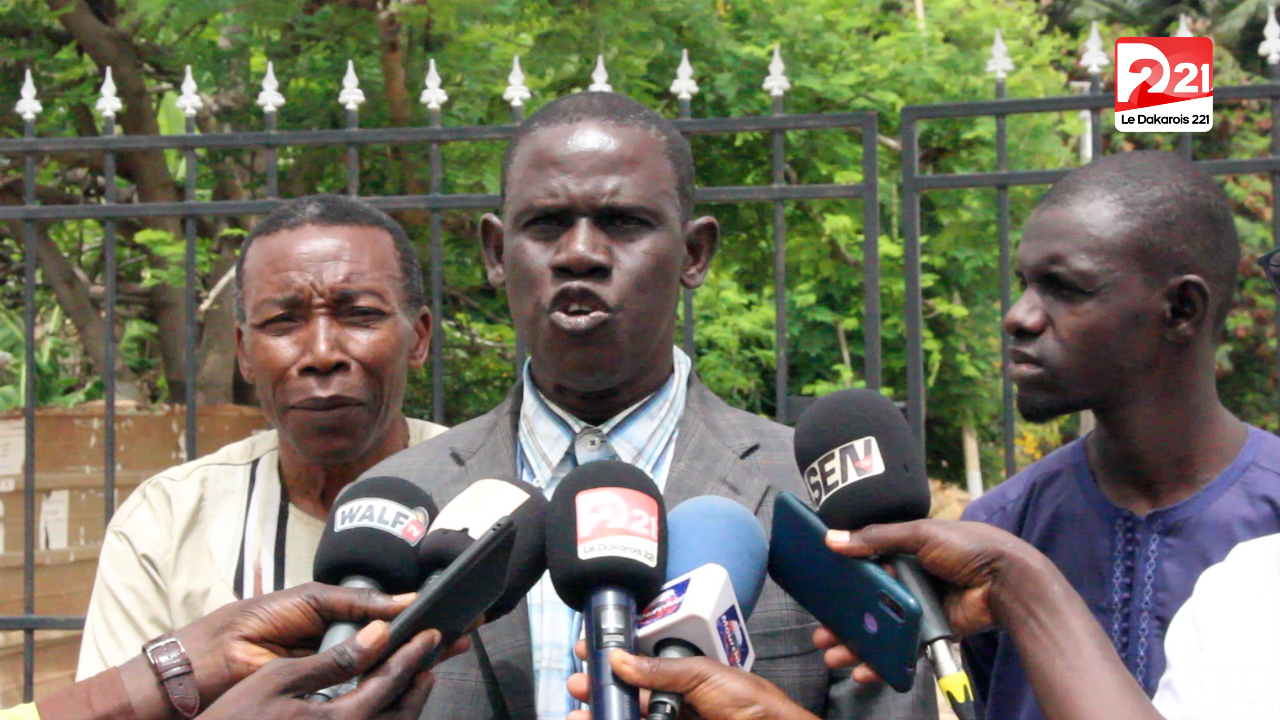 Le collectif de la Société Civile Organique (CSCO) prône pour la « Cohabitation et troisième alternance ou accomplissement de la seconde alternance » avec comme slogan « Tabaxxat Sénégal »