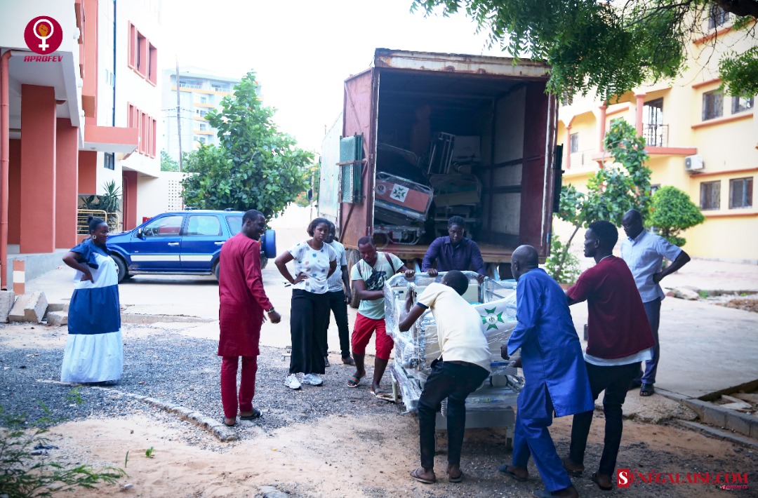Gabrielle Kane a travers L’Association de Protection des Femmes Victimes de Violation de leurs Droits APROVEF offre du materiel medical aux foyers religieux