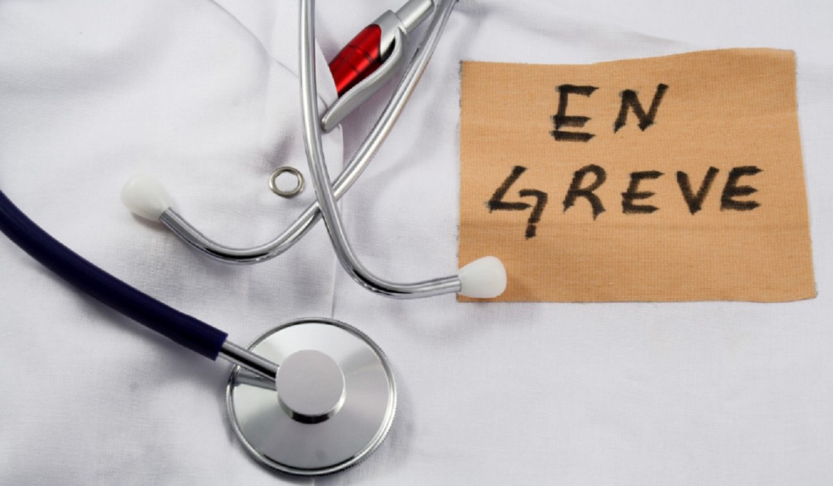 Les blouses blanche de l&rsquo;hôpital Aristide Le Dantec soupçonnent l&rsquo;Etat de vouloir liquider l&rsquo;établissement