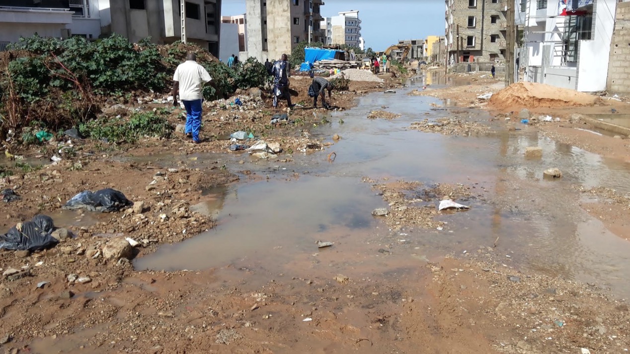 Les Habitants de la Cité Avion sous la boue après l&rsquo;effondrement d&rsquo;un mur causé par les pluies. 