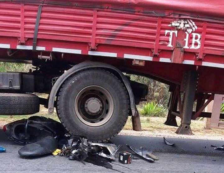 Rond-point Cambéréne, Un Camion a violemment percuté et tué deux personnes qui étaient sur un scooter.