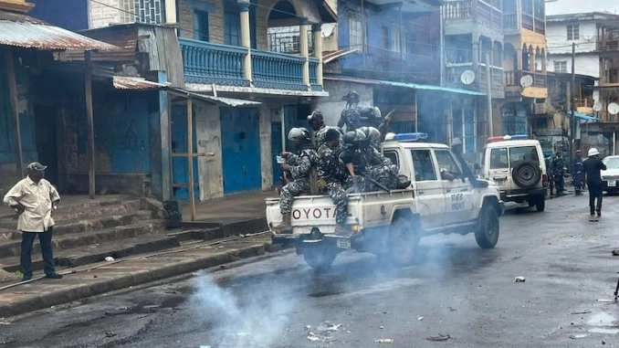 Les manifestations contre la vie chère dégénèrent en Sierra Leone, deux policiers tués, un couvre feu de (15h à 7h) déclaré