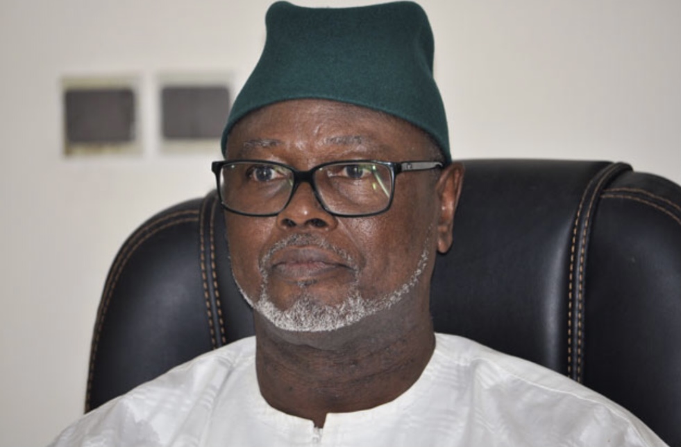 Africajom Center défie la dictature de candidature du troisième mandat de Macky Sall qui se base avec l’exploitation du pétrole 