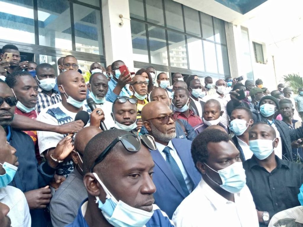 Beaucoup de travailleurs qui réclament la tête de Bibi Baldé, sont blessés par la police 