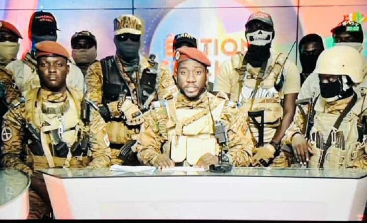 DES MILITAIRES ANNONCENT LA DISSOLUTION DU GOUVERNEMENT AU BURKINA ET LE CAPITAINE IBRAHIM TRAORE PREND LE POUVOIR