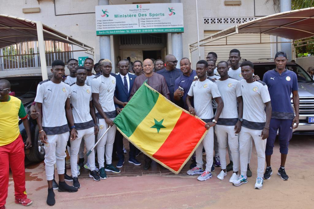Réception du drapeau national par les lions du Beach soccer qui défendent leur 6ème  titre au Mozambique.
