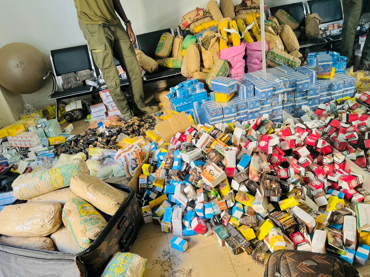 Douane-Lutte contre le trafic illicite-La Brigade de Keur Ayip a réalisé une saisie portant sur un lot de faux médicaments…