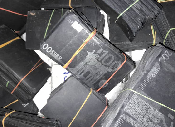 Plus de 905 millions de billets noirs saisis par la douane, dans une opération menée à Thiès, puis à Dakar.