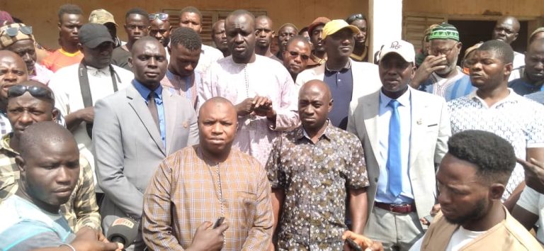 BRAS DE FER ENTRE LA MUNICIPALITE DE KHOSSANTO ET SORED MINE SA.