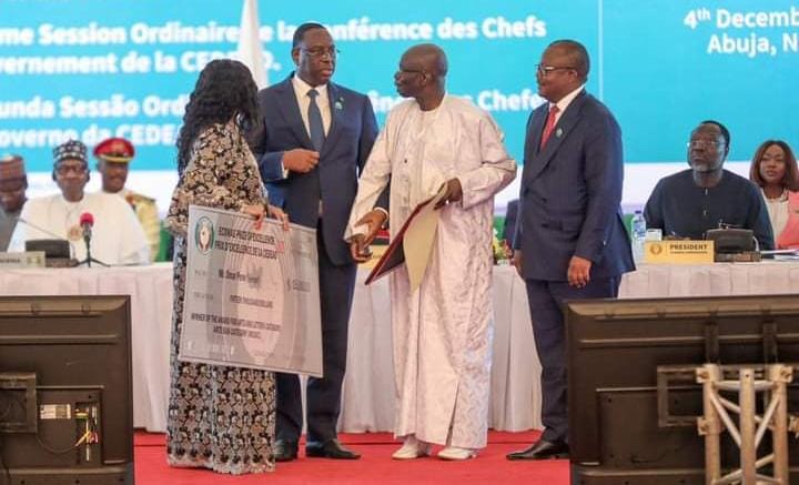 Omar Péne reçoit le prix d’excellence de la CEDEAO