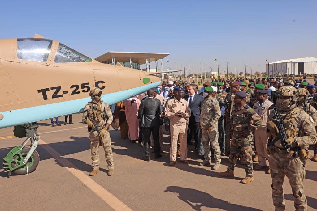 Le Mali a réceptionné ce Jeudi 19 Janvier,  6 avions de chasses de et hélicoptères.