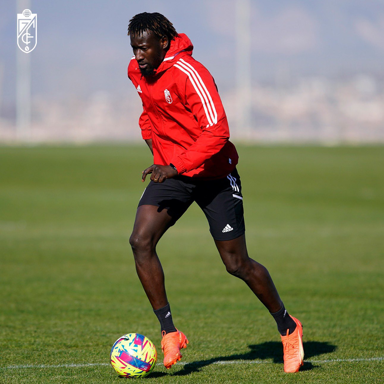 Famara Dhiédiou affiche la joie à Granada CF !