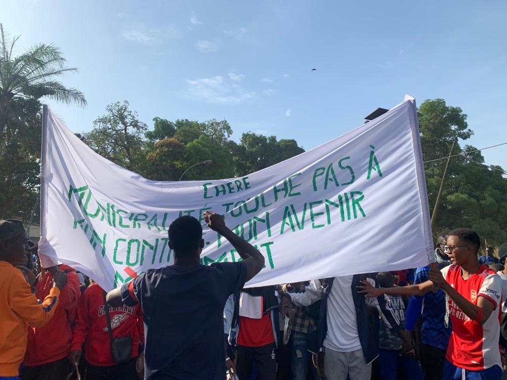 ZIGUINCHOR-Manifestation des étudiants de l&rsquo;Ucad ressortissants de Ziguinchor devant la Mairie.