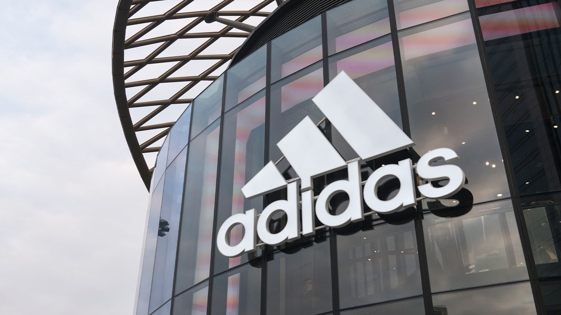 ADIDAS ET LA FEDERATION SENEGALAISE DE BASKETBALL (FSBB) ONT SCELLE UN PARTENARIAT.