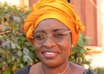 Aminata Touré signe et fait signer la petitiobn lancée par Jam a Gën.