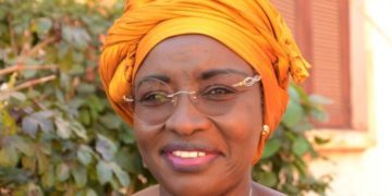 Aminata Touré signe et fait signer la petitiobn lancée par Jam a Gën.