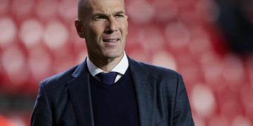 Robert Pirès, arc-bouté contre Zinédine Zidane, engage Didier Deschamps sur 4 ans.