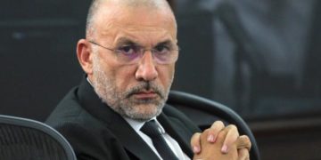 Le sénateur de centre gauche Roy Barrera installe loin de Colombie.